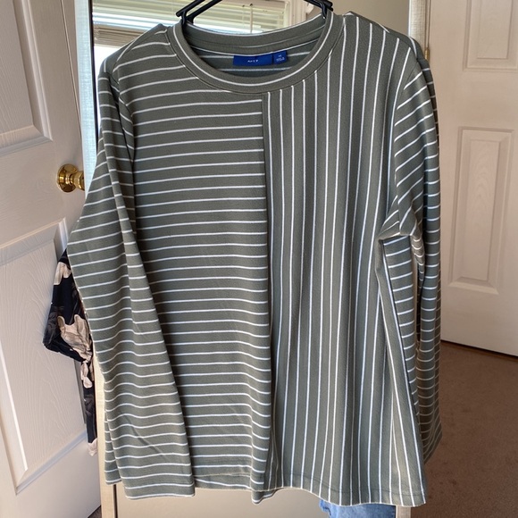 APT. 9 unique green and white striped Sweater - Picture 2 of 6